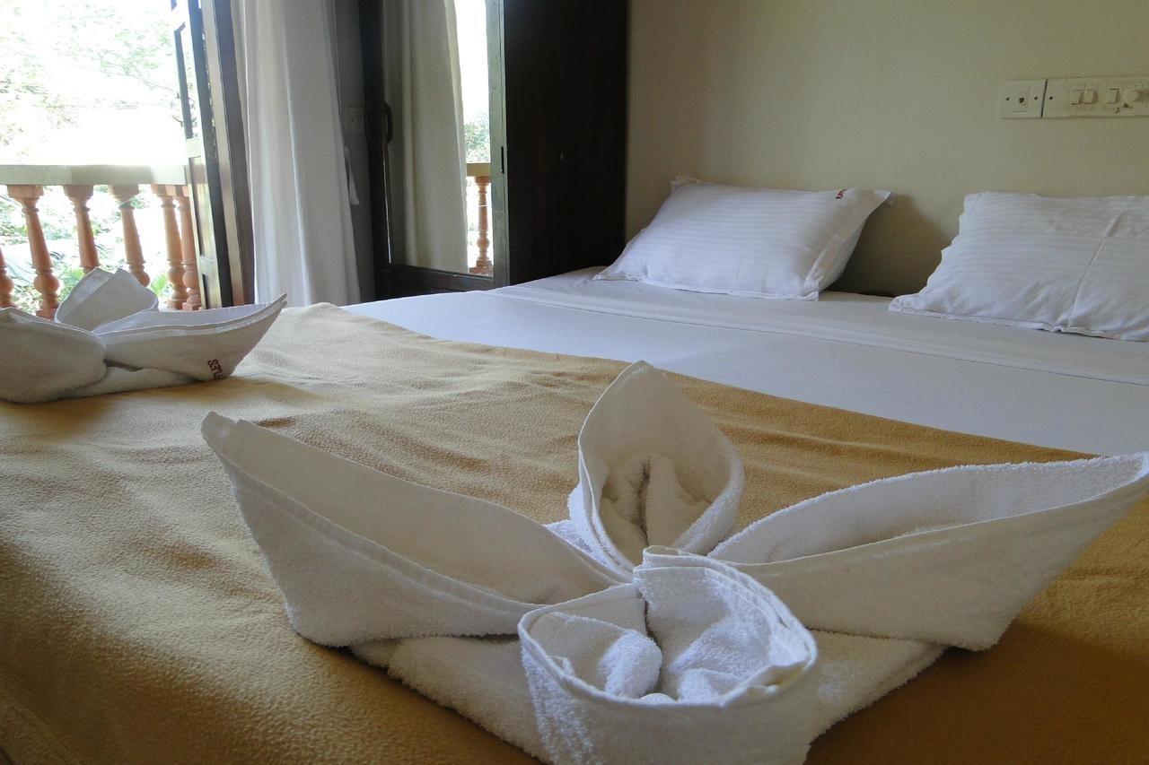 Ruffles Beach Resort Candolim Exterior photo