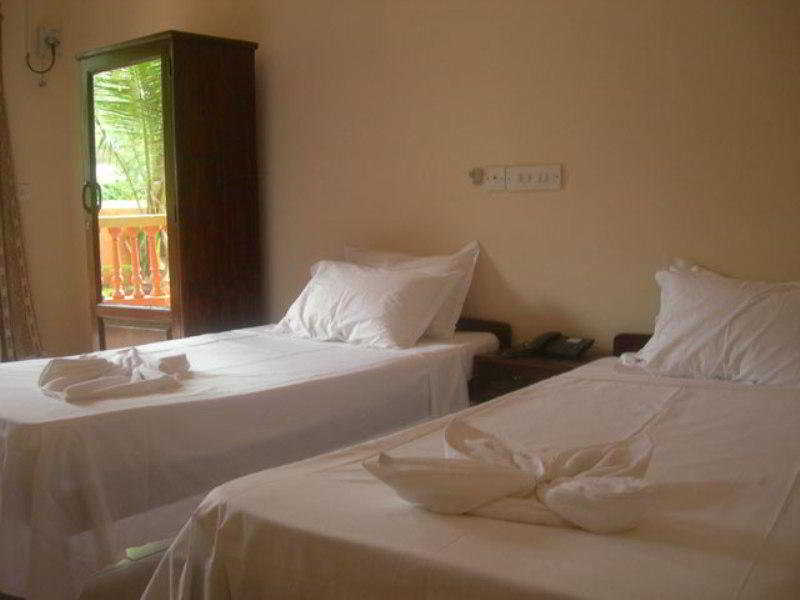 Ruffles Beach Resort Candolim Exterior photo