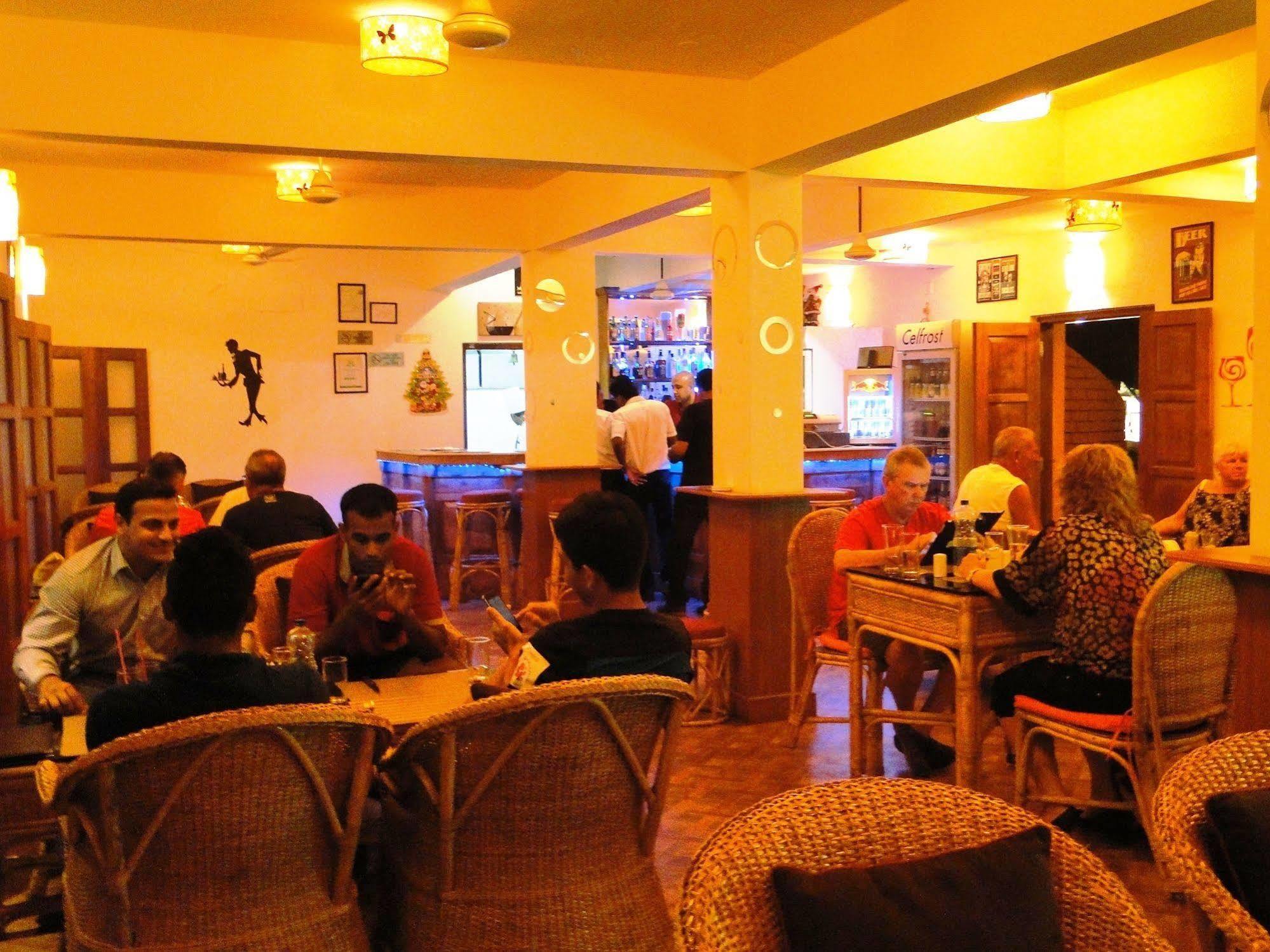 Ruffles Beach Resort Candolim Exterior photo